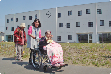 ご利用者様との散歩風景